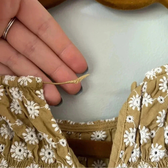 Madewell | Daisy Embroidered  Shirred Puff-Sleeve Top - Picture 3 of 6